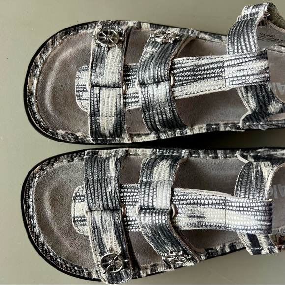 Algeria Viena Silver Metallic Leather Sandals Size 38 EU 7.5 US - Picture 6 of 8